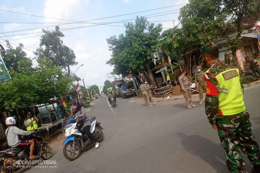 Petugas Gabungan wilayah Koramil Pagerbarang Kodim 0712 Tegal, ajak warga  semakin disiplin Prokes