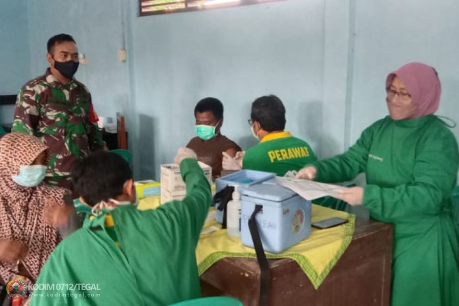 Program Vaksinasi Digencarkan, Babinsa Koramil Pagerbarang Kodim Tegal Melaksanakan Pendampingan