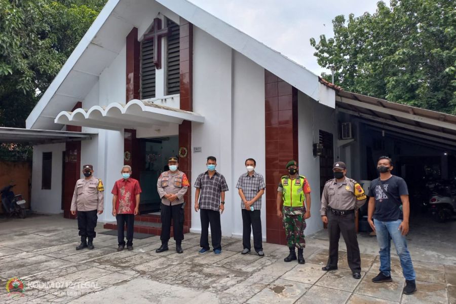 Pastikan Aman Dalam Beribadah, Babinsa Koramil Margasari Kodim Tegal Laksanakan Pengamanan Gereja