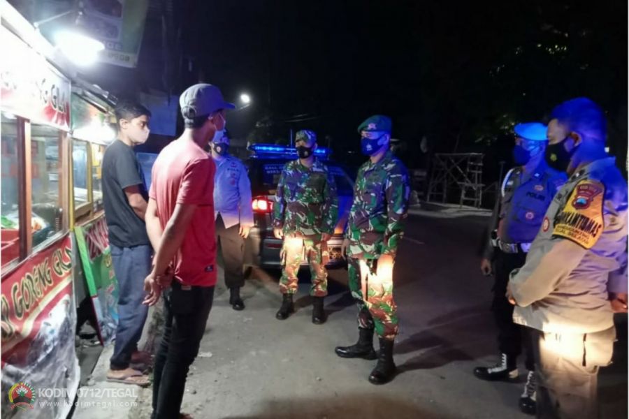 Perpanjangan PPKM level 4 Kota Tegal, Anggota Koramil Tegal Selatan, Kodim Tegal Laksanakan Patroli