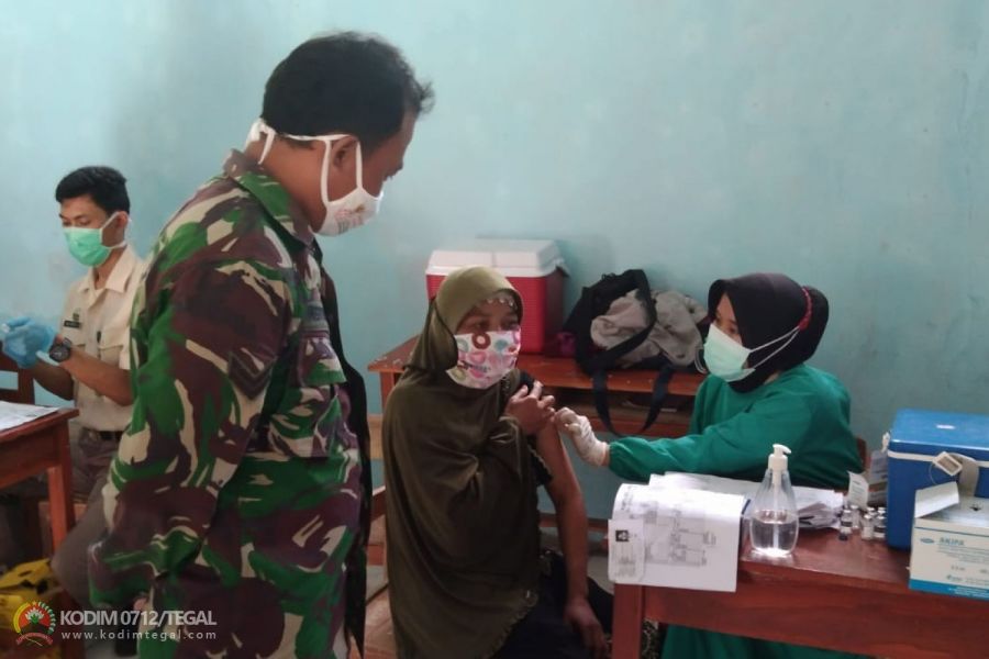 Guna Memutus Mata Rantai Covid-19, Babinsa Kodim 0712/Tegal Melaksanakan Pendapingan Vaksinasi