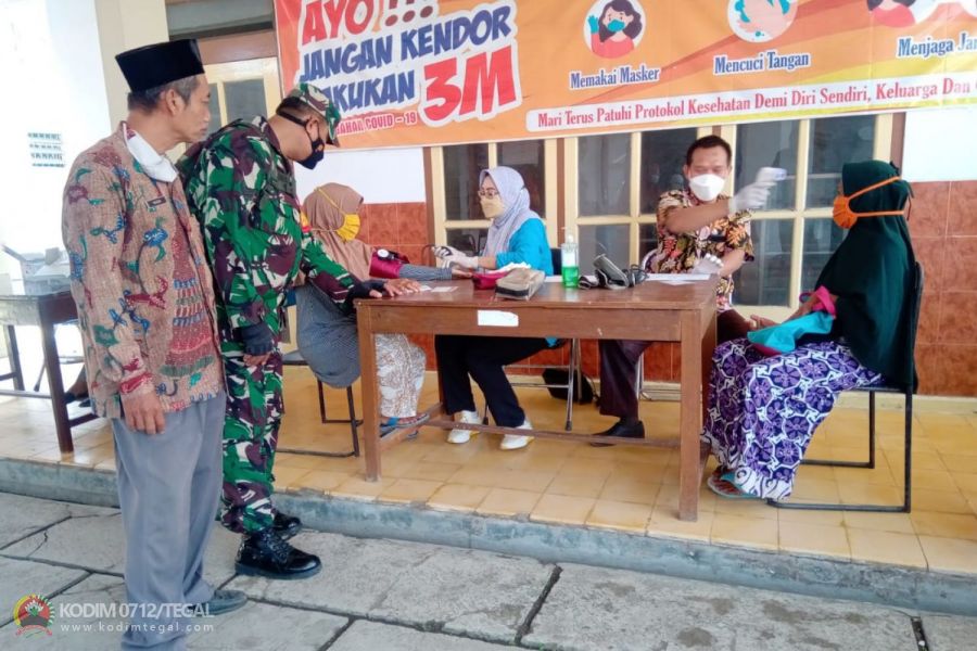 Puskesmas Kupu Gelar Serbuan Vaksin, Babinsa Koramil Dukuhturi Kodim Tegal Laksanakan Pendampingan