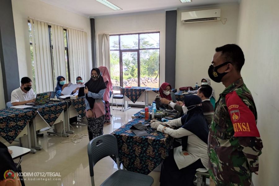 Wujud Nyata Babinsa Koramil Lebaksiu, Kodim Tegal Lakukan Pendampingan Vaksini Di Pondok Pesantren