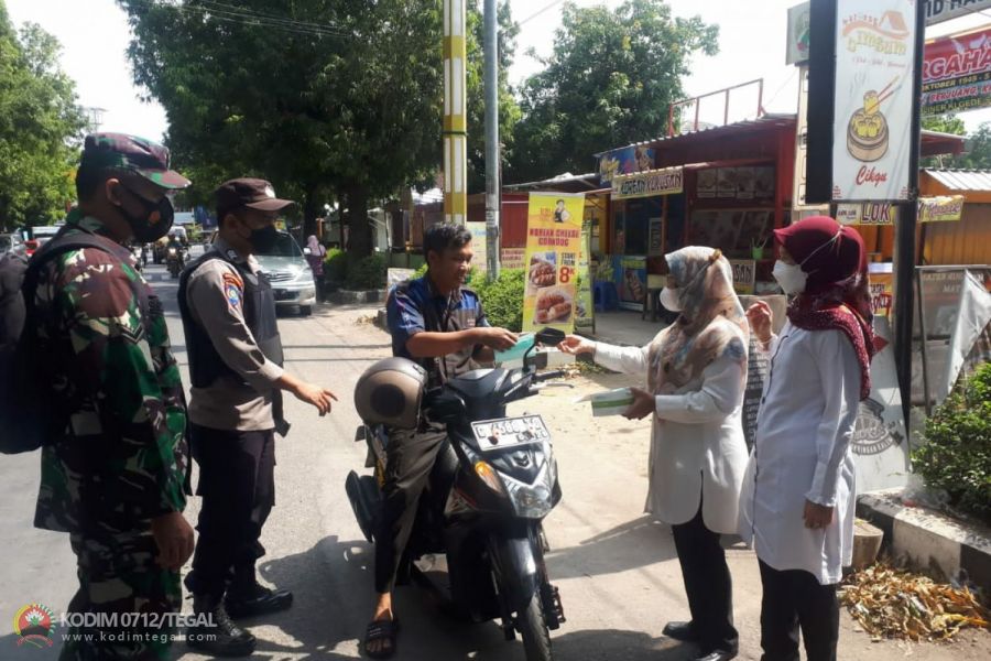 Tekan Penyebaran Covid 19, Koramil Slawi Kodim 0712/Tegal Gelar Operasi Yustisi dan Pembagian Masker