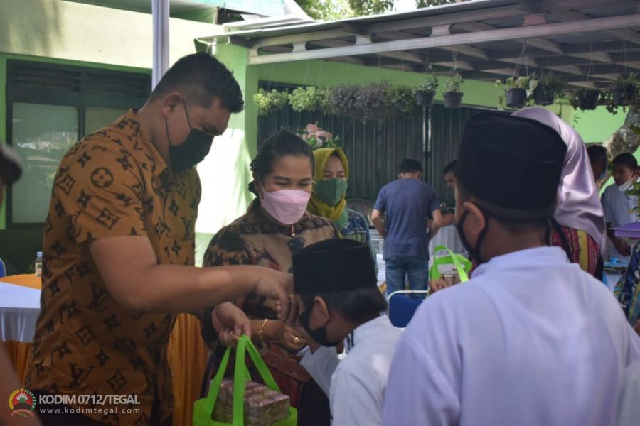 Berbagi Kasih Di Hari Natal, Dandim Tegal Beri Santunan Yatim Piatu