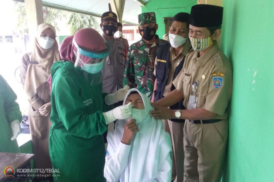 Dukung Program Percepatan Vaksinasi , Babinsa Koramil Adiwerna Kodim 0712 Tegal Dampingi Pelajar