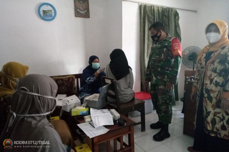 Beri Rasa Aman, Babinsa Koramil 15/Lebaksiu Kodim Tegal Melaksanakan Pendampingan Vaksinasi