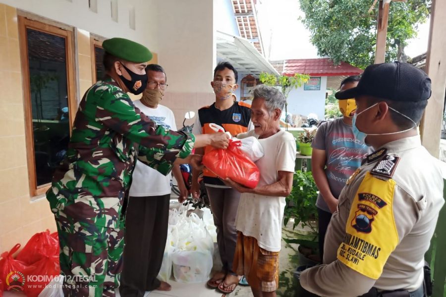 Babinsa Kudaile Membantu Pemberian Bantuan Sosial di Kelurahan Kudaile