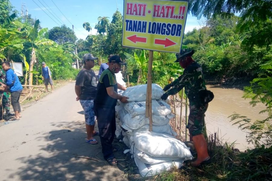 Kerja Bakti Atasi Tanggul Jebol, Babinsa Koramil Dukuhturi Jalin Erat Hubungan Dengan Masyarakat