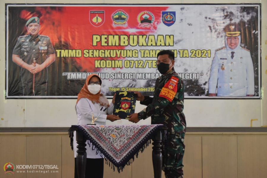 Pengerasan Jalan  Di Desa Karanganyar, Bupati Tegal Buka Program TMMD Sengkuyung Kodim Tegal