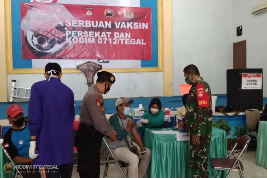 Dosis Sinovac Kembali Disuntikan, Babinsa Koramil 14/Slawi Kodim Tegal berikan Pengamanan