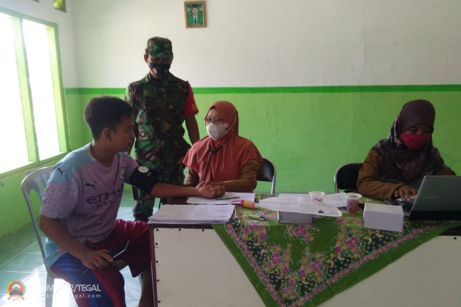 Babinsa Tegalandong Kodim 0712/Tegal Kembali Melaksanakan Pendampingan Vaksinasi Covid-19