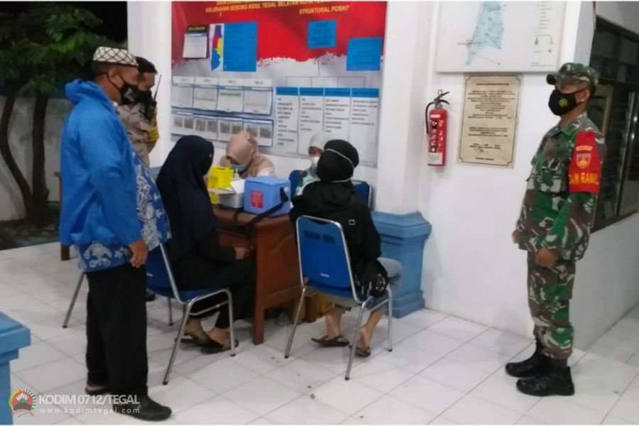 Tekan Kasus COVID-19, Danramil Tegal Selatan Kodim 0712/Tegal Tinjau Pelaksanaan Vaksinasi Massal