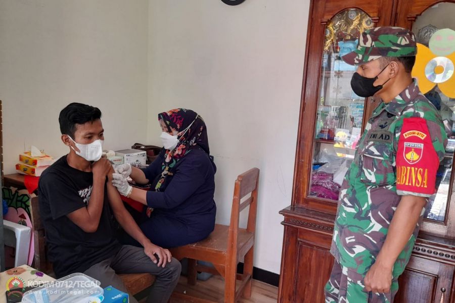 Dengan Cara Humanis Babinsa Lebaksiu Kodim Tegal  Dampingi Warga Binaanya Saat Melaksanakan Vaksin