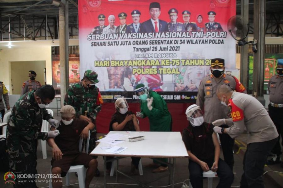 Dandim 0712 Tegal Bersama Kapolres Tegal Tinjau Pelaksanaan Vaksin Serentak
