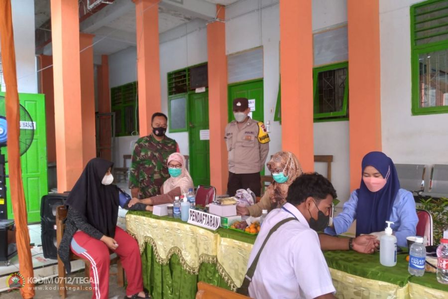 Babinsa Koramil 16/Margasari Kodim Tegal Bantu Pengamanan Vaksinansi Covid-19 di SMK Bhakti Praja