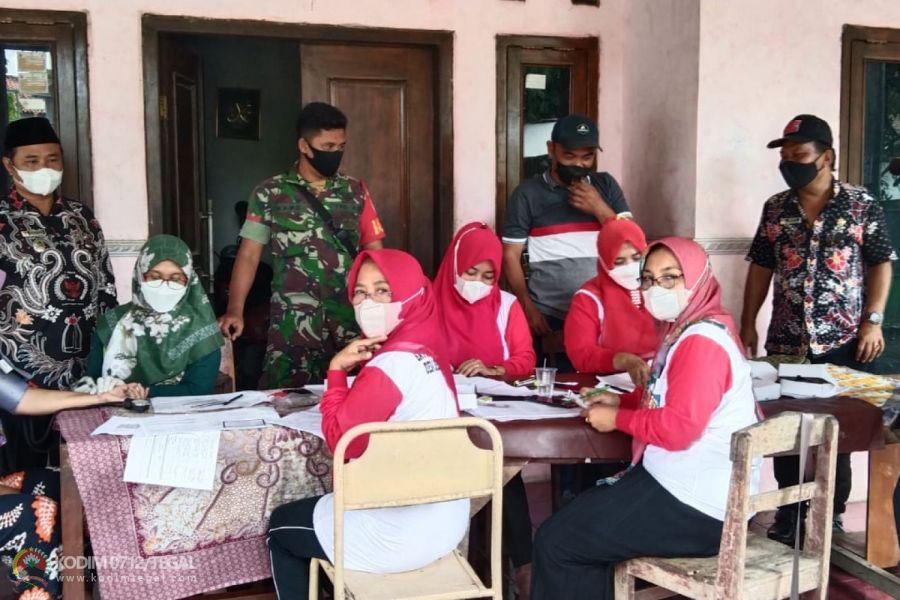 Babinsa Koramil Tarub, Kodim Tegal Melaksanakan Pendampingan Gropyokan Vaksinasi