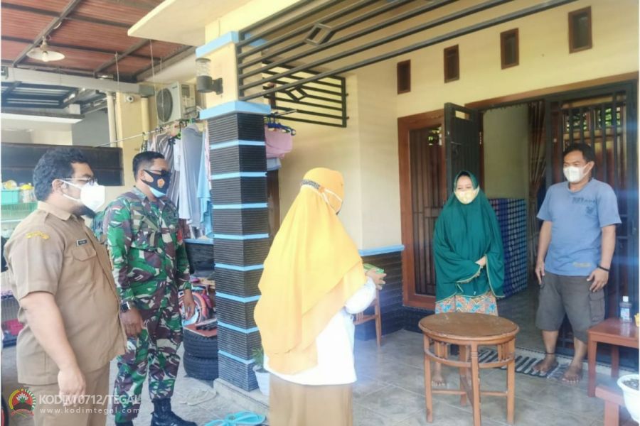 Babinsa Kodim 0712/Tegal Salurkan Obat Gratis, Untuk  Warga Terdampak Covid 19