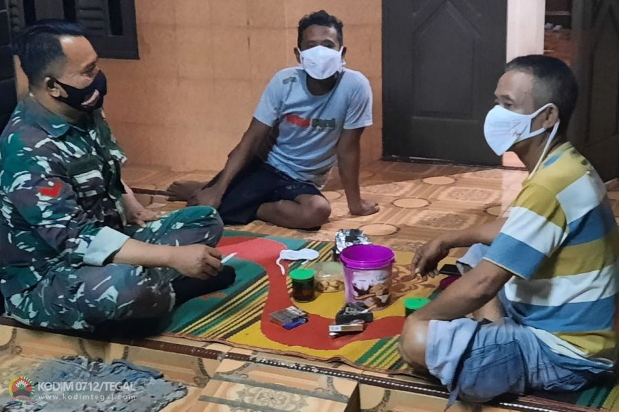 Jaga Hubungan Baik, Babinsa Koramil 09/Tarub Kodim Tegal Melaksanakan Komsos Dengan Warga Binaan