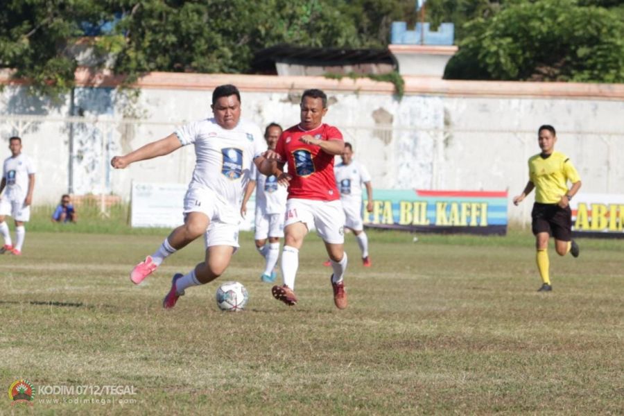 Pembukaan Turnamen Sepak Bola Sedekah Laut, Dandim Tegal Turun Kelapangan Sebagai Center Back