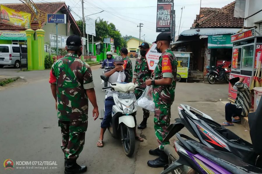 Cegah Covid-19, Koramil 17/Balapulang Kodim Tegal Bagi-bagi Masker Kepada Pengguna Jalan