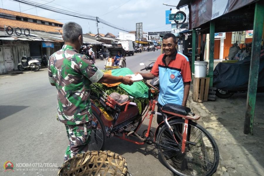 Peduli Sesama, Babinsa Kodim 0712 Tegal Bagikan Nasi Kotak Dan Berikan Himbauan Prokes