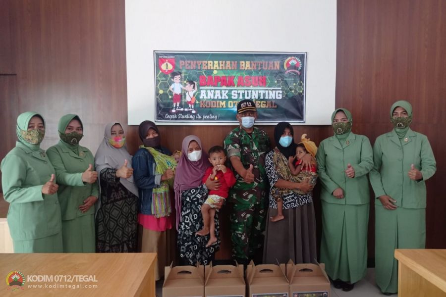 Dikukuhkan Jadi Bapak Asuh Stunting, Dandim 0712 Tegal Memberikan Bantuan Kepada Anak Stunting