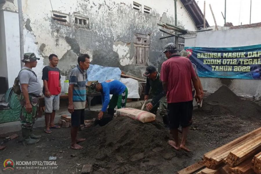 Pembangunan Rumah Ibu Sutani, dikerjakan Keroyokan dengan Warga .