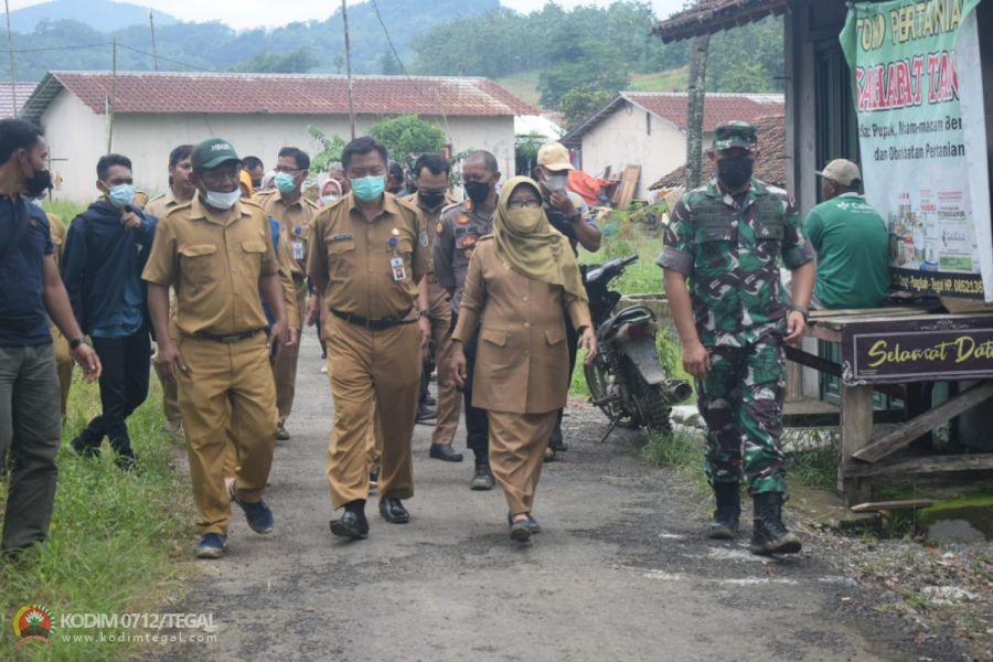 Dandim Tegal Bersama Bupati Tegal Tinjau Langsung Bencana Longsor di Desa Dermasuci