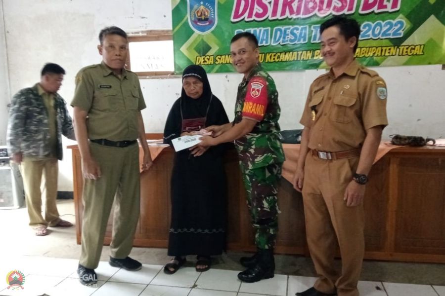 Danramil 20/Bojong Pantau Penyaluran BLT DD Triwulan IV Desa Sangkanayu Kecamatan Bojong