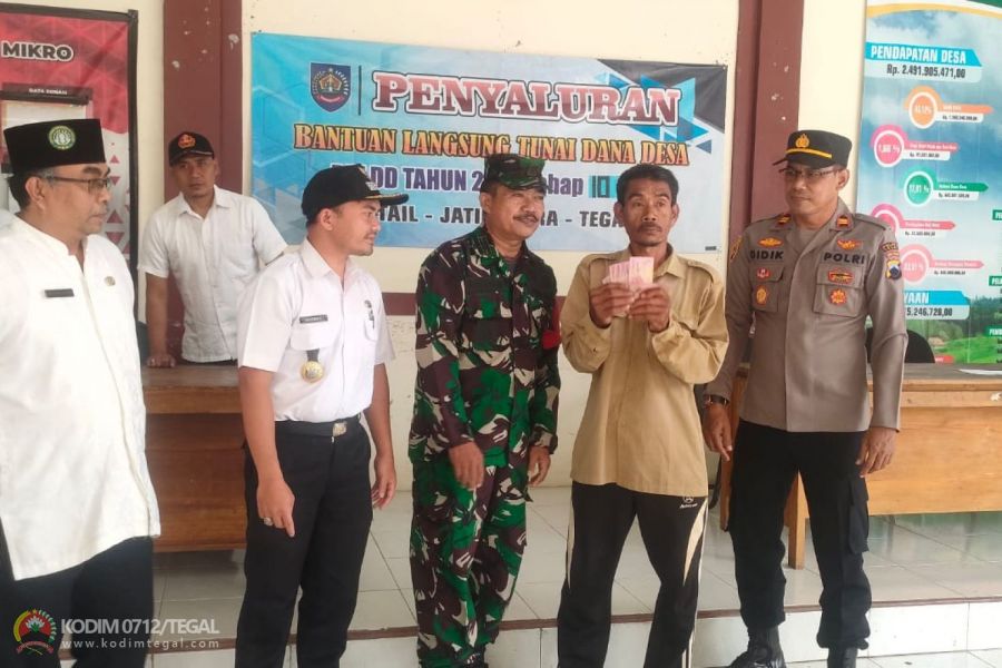 Danramil Jatinegara Kodim Tegal Secara Simbolis Serahkan Langsung Pembagian BLT DD Kepada Warga