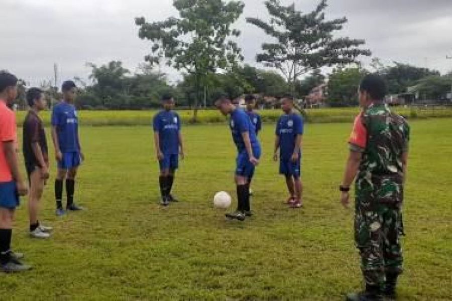 Babinsa Koramil 15/Lebaksiu Dampingi dan beri Motivasi para Santri Latihan Sepak bola