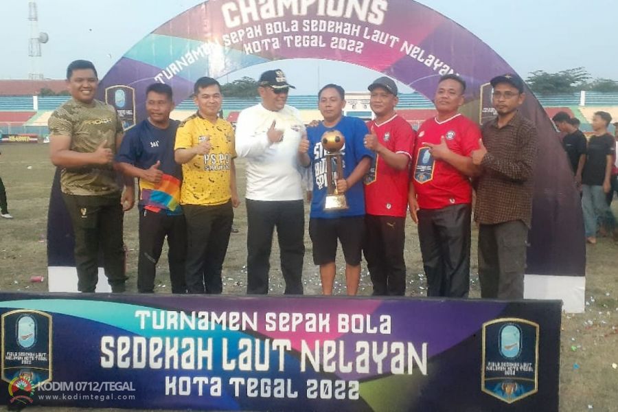 Dandim Tegal Berikan Slamat kepada Bancat FC Juarai Turnamen Sepak Bola Sedekah Laut Nelayan