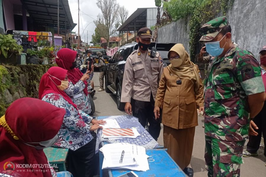Kasdim 0712/Tegal Dampingi Bupati Tegal Tinjau Vaksinasi Door To Door di Bumijawa