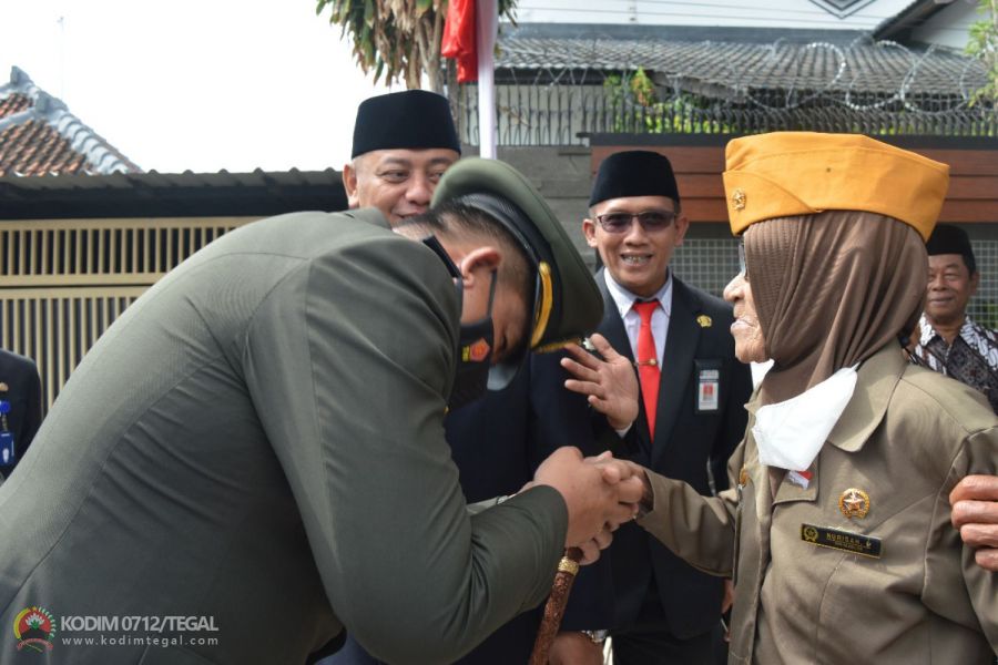 Dandim 0712 Tegal Beri Hormat Kepada Nurisah Anggota Veteran yang Berusia 86 Tahun