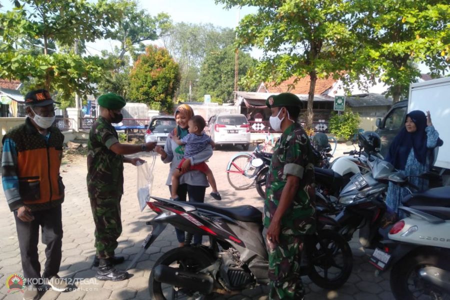 Langkah Pencegahan Covid-19, Babinsa  Kodim 0712 Tegal Lakukan Pembagian Masker