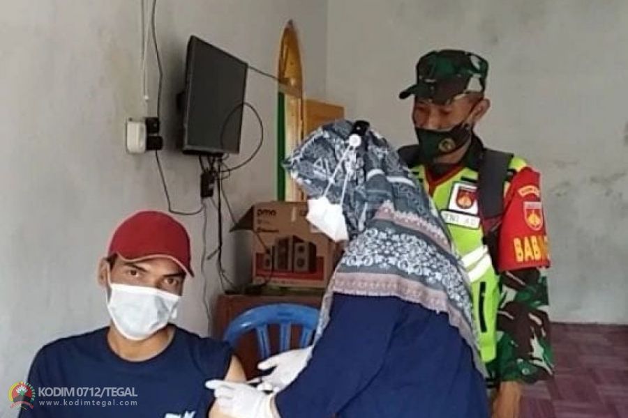Babinsa Koramil 09 Tarub Kodim Tegal Dampingi Vaksinasi Door To Door Desa Kabukan Tegal