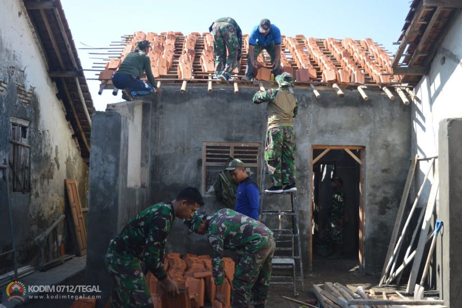 Pupuk Jiwa Gotong Royong, Babinsa Kodim 0712 Tegal Bantu Pasang Genteng Rumah Warga