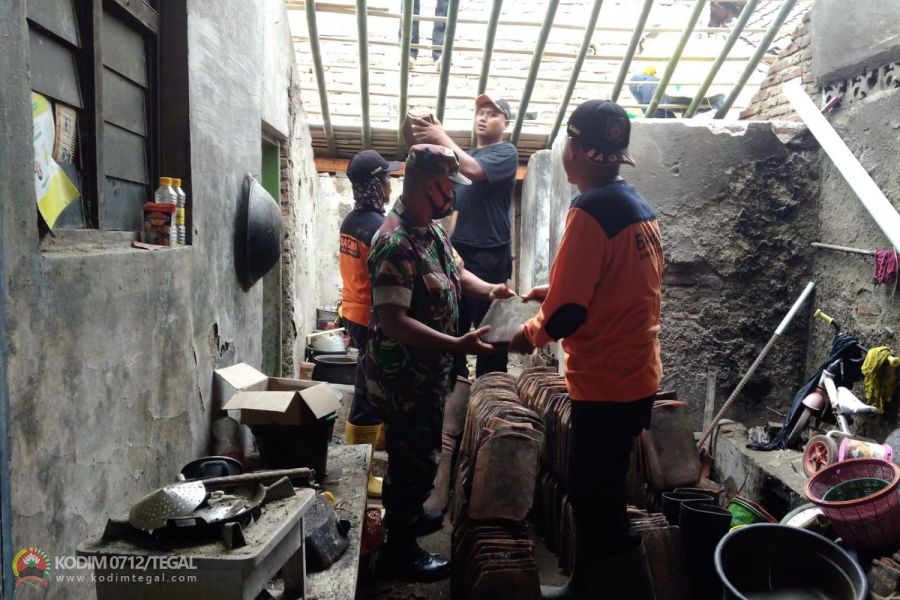 Babinsa Koramil 18/Pagerbarang Kodim Tegal Guyub Rukun Bersama Warga, Gotong Royong Perbaiki Rumah