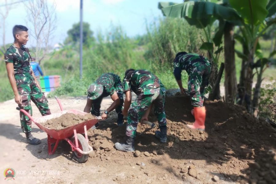 Gerobak Dorong Roda Satu Alat Bantu Paling Efektif di TMMD Kedung Kelor