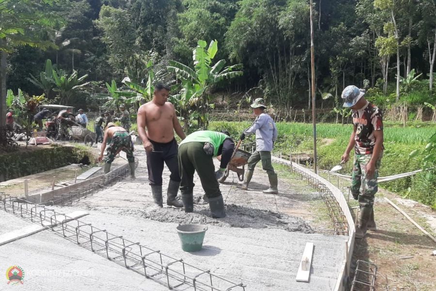 Satgas TMMD Kodim 0712 Tegal Bangun Jalan Beton Bertulang di Desa Gunung Agung