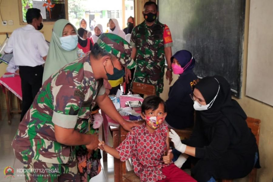 Danramil 11/Pangkah Kodim Tegal Lakukan Monitoring Serbuan Vaksinasi Covid-19 Di SDN Jenggawur