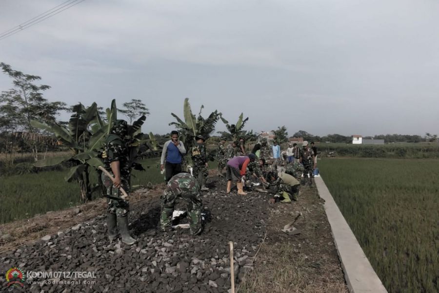 Mengimplementasikan 8 Wajib TNI, Kodim Tegal Melaksanakan Karya Bakti Bersama Warga