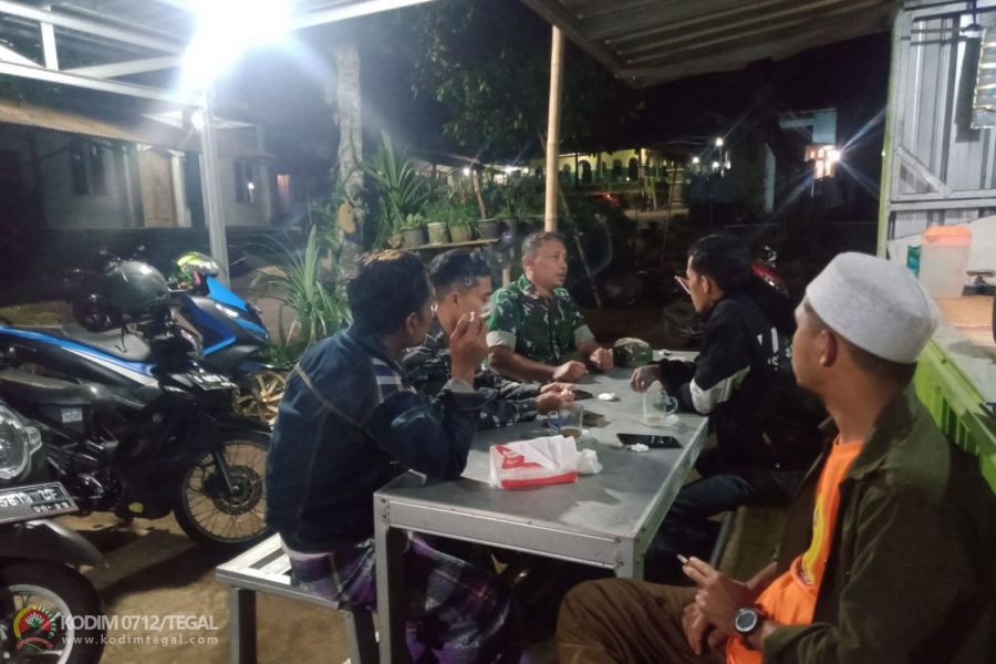 Babinsa Koramil Jatinegara Kodim Tegal  Jalin Silaturahmi Untuk Ciptakan Kedekatan Dengan Warga