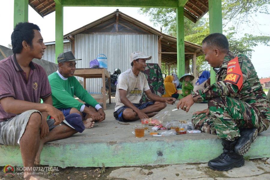 Manfaatkan Waktu Istirahat, Babinsa Koramil 13 Kedungbanteng Komsos Dengan Petani Jagung