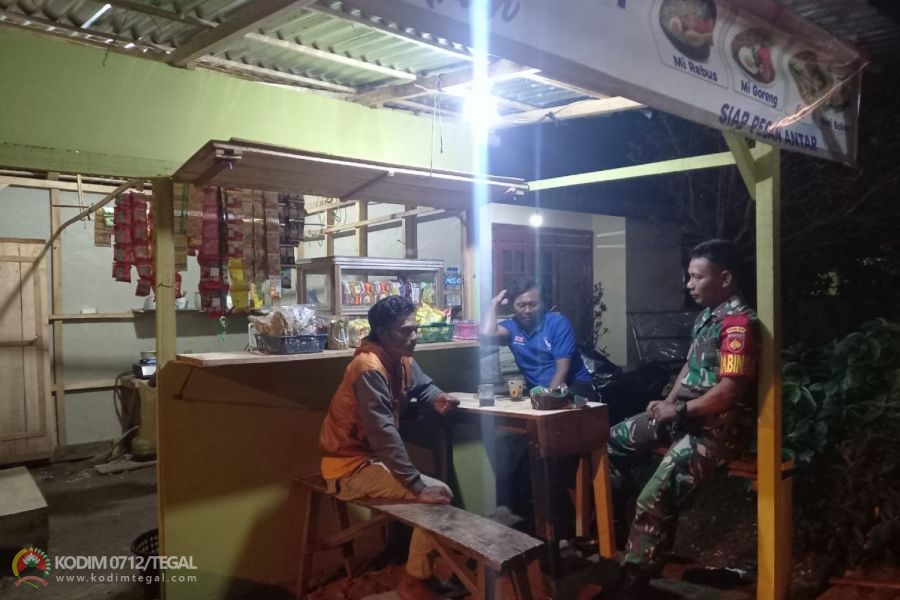 Pantau Situasi Wilayah Binaannya, Babinsa Koramil Jatinegara Kodim Tegal Rutin Komsos Dengan Warga