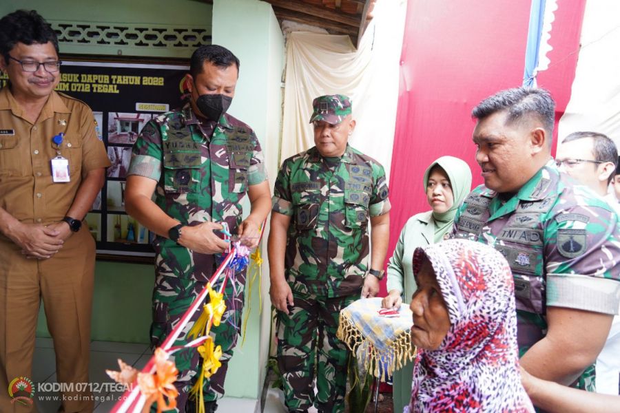 Dandim 0712 Tegal Dampingi Komandan Korem 071/Wk Resmi Serahkan Kunci RTLH Bantuan dari KASAD