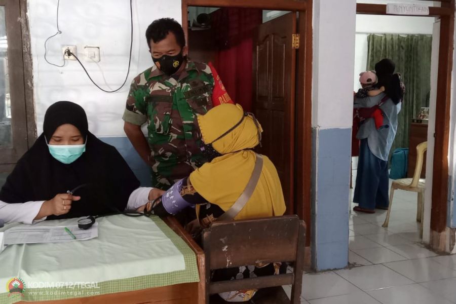 Babinsa Dampingi Pelaksanaan Vaksinasi Covid-19 di Desa Lebaksiu Kabupaten Tegal