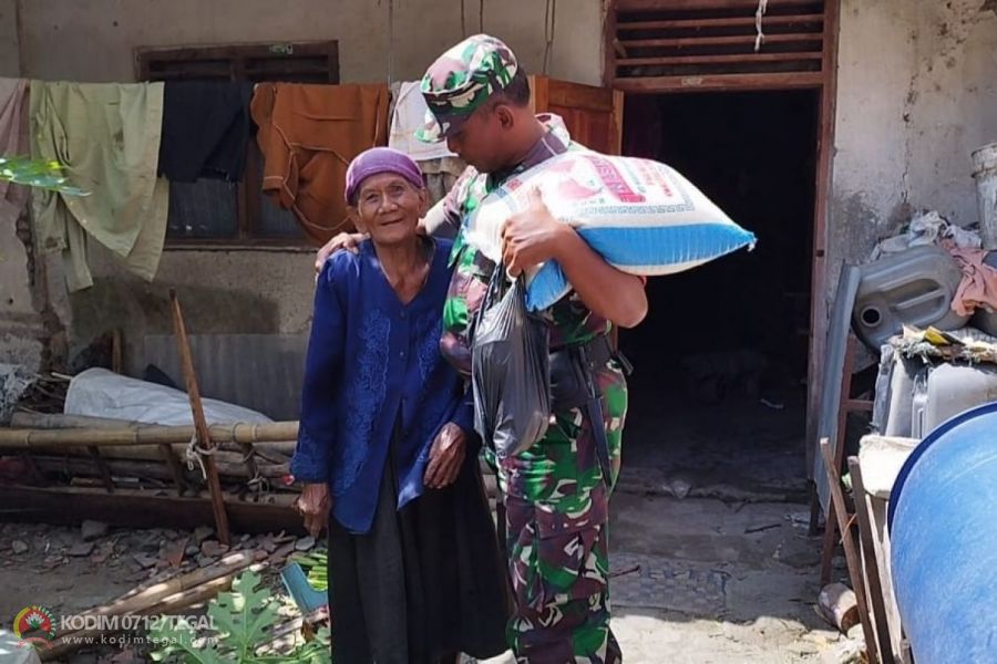 Wujudkan Kepedulian TNI, Babinsa Adiwerna Kodim 0712 Tegal Masuk Dapur Warga