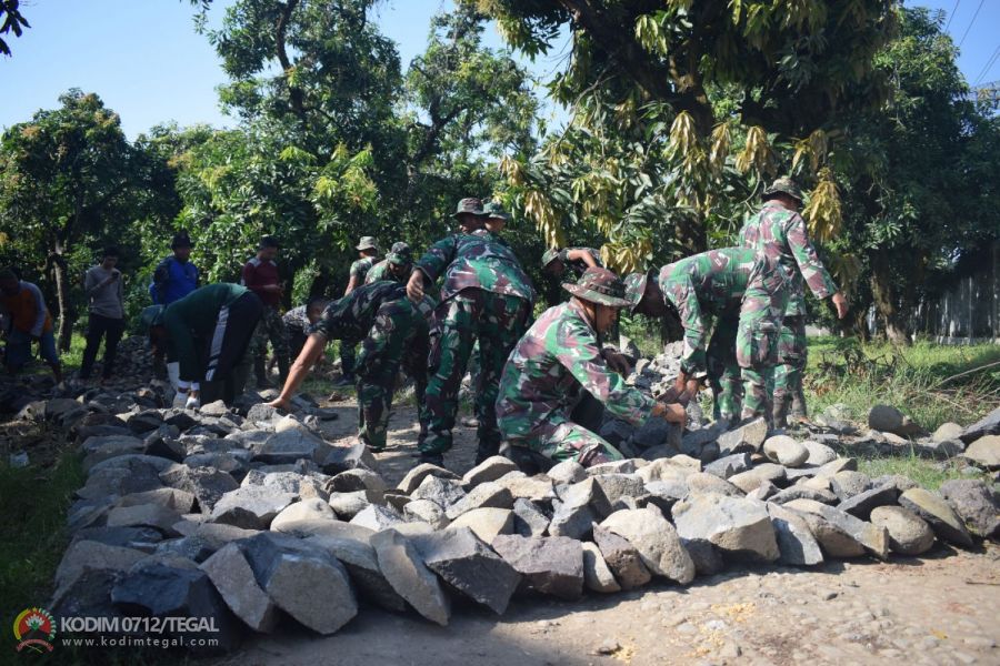 Kompak, Satgas TMMD Kodim Tegal Dan Warga Menata Batu Bersama Dalam Pembangunan Jalan